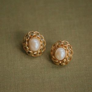 Vintage gold chain and faux pearl studs